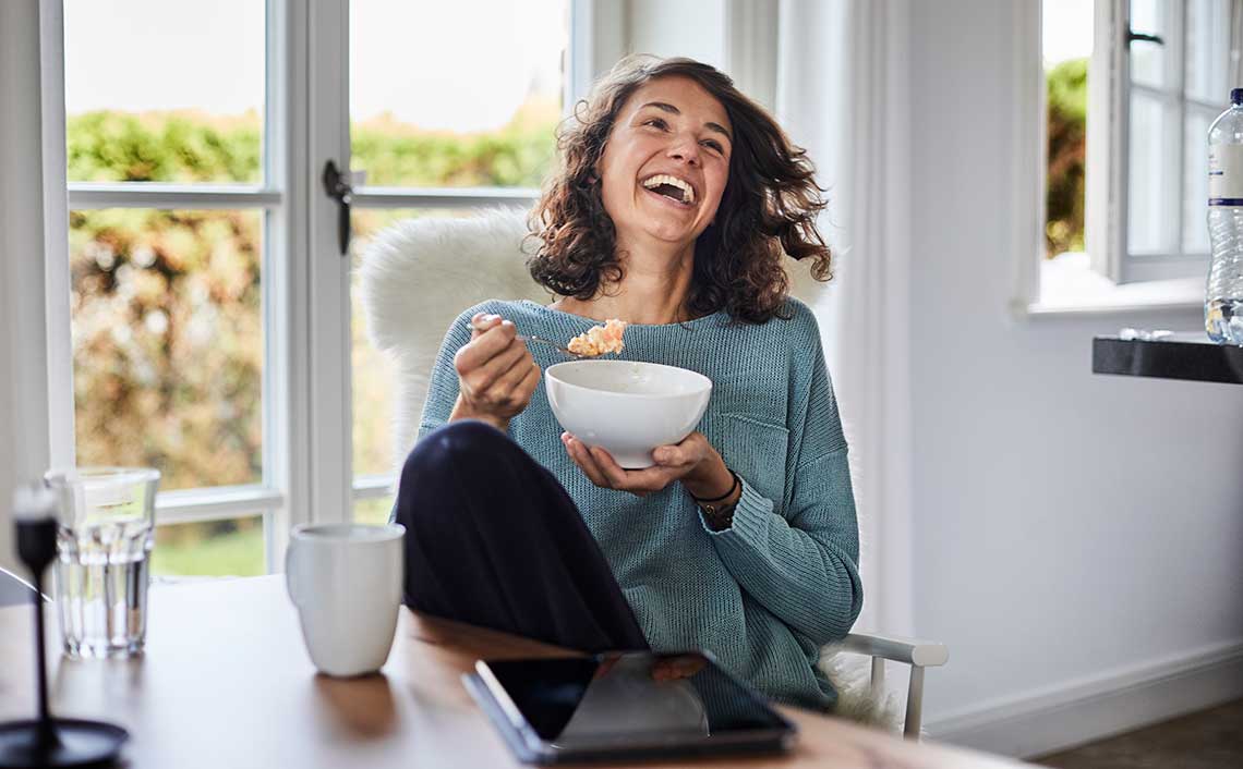Mujer Desayunando Cereal